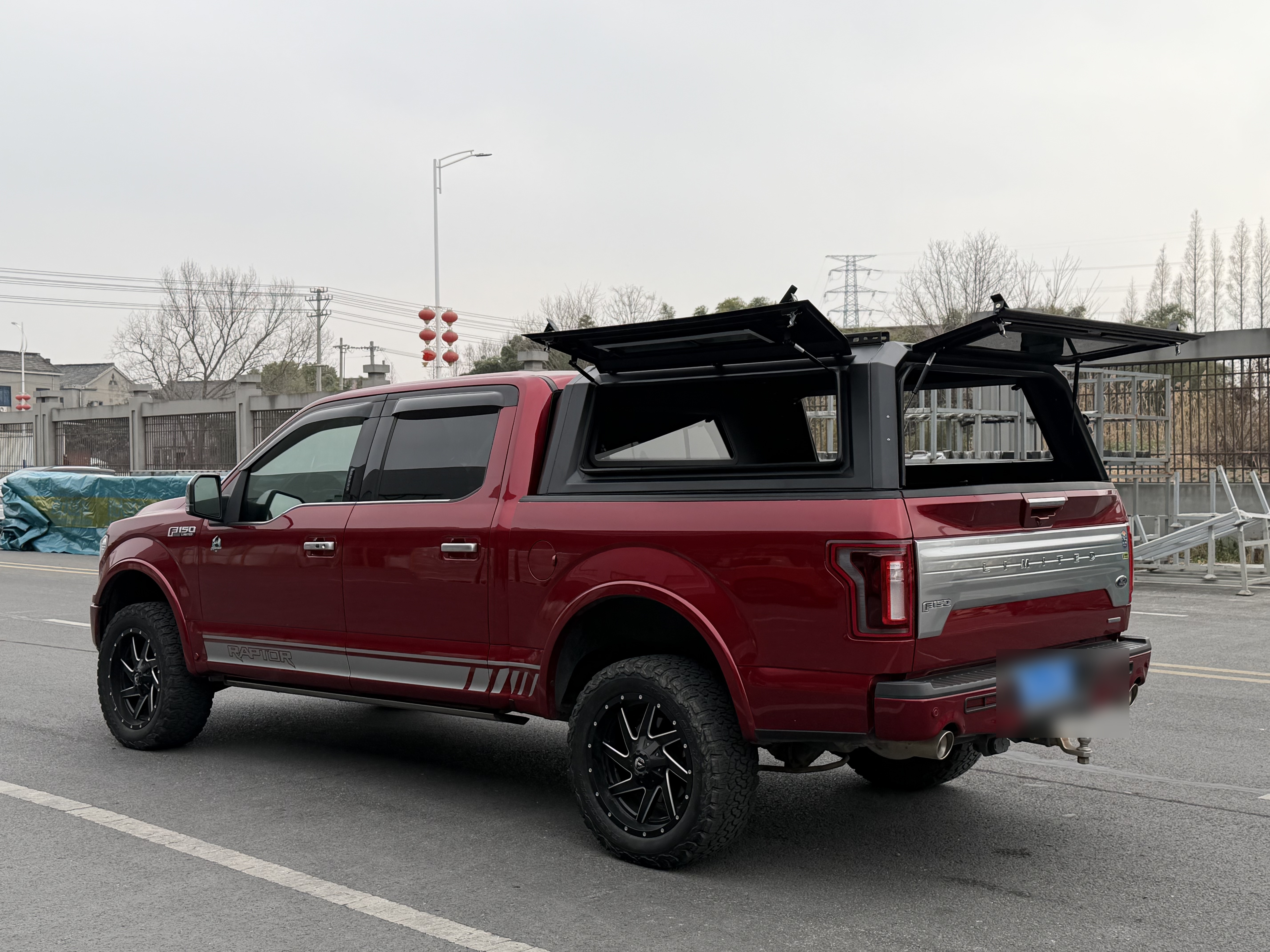 Kaslo 4x4 aluminum pickup canopy on a full-size truck